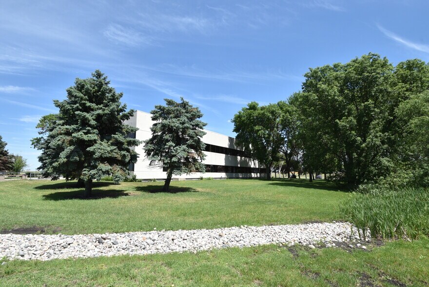 1701 38th St S, Fargo, ND à louer - Photo du bâtiment - Image 3 de 8