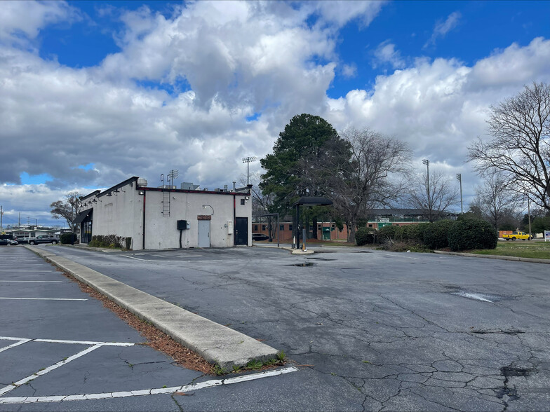 1001 S Memorial Dr, Greenville, NC for lease - Building Photo - Image 2 of 7