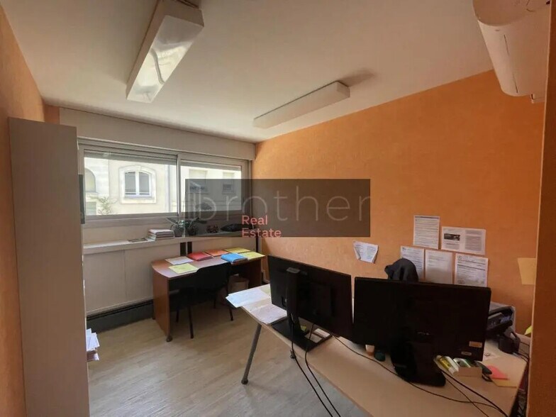 Office in Bordeaux for lease - Interior Photo - Image 2 of 5