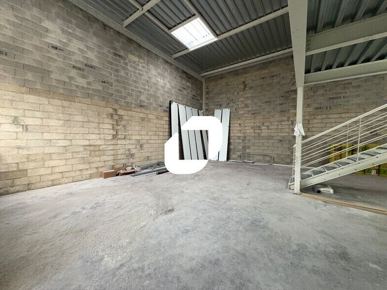 Local d'activités dans Plaisir à vendre - Photo du bâtiment - Image 2 de 13