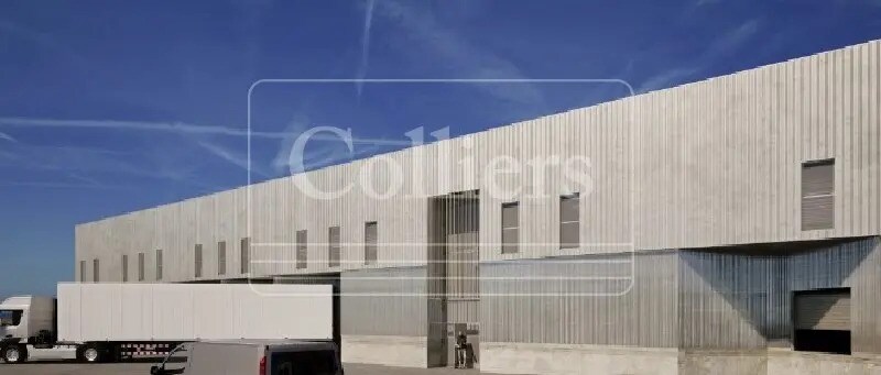 Flex in Vitrolles for lease Building Photo- Image 1 of 8