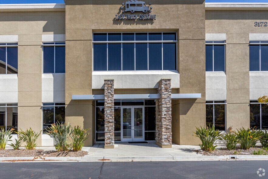 3172 Lionshead Ave, Carlsbad, CA à louer - Photo du bâtiment - Image 3 de 6