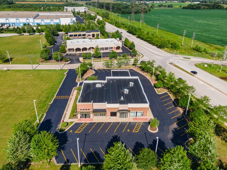 201 Genesis Dr, North Aurora, IL à louer - Photo du bâtiment - Image 2 de 3