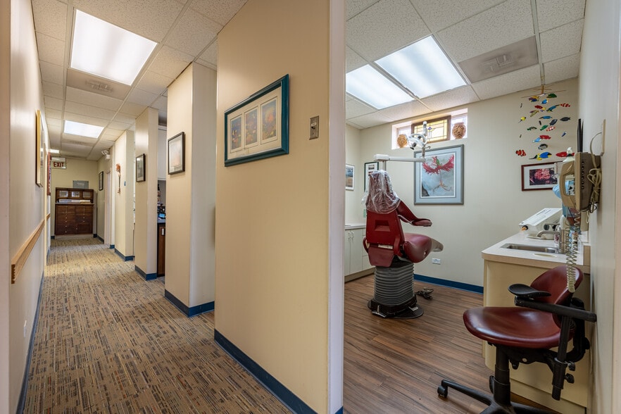 5521 N Milwaukee Ave, Chicago, IL for lease - Building Photo - Image 3 of 15