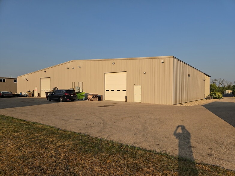 1525 Country Club Pky, Elkhorn, WI for sale - Building Photo - Image 3 of 9