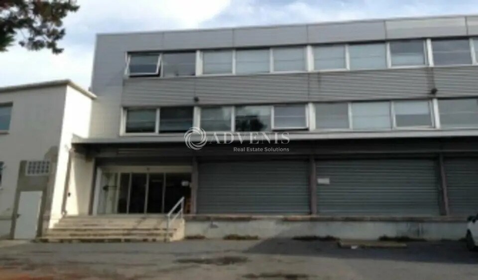 Flex in Nanterre for lease Building Photo- Image 1 of 6