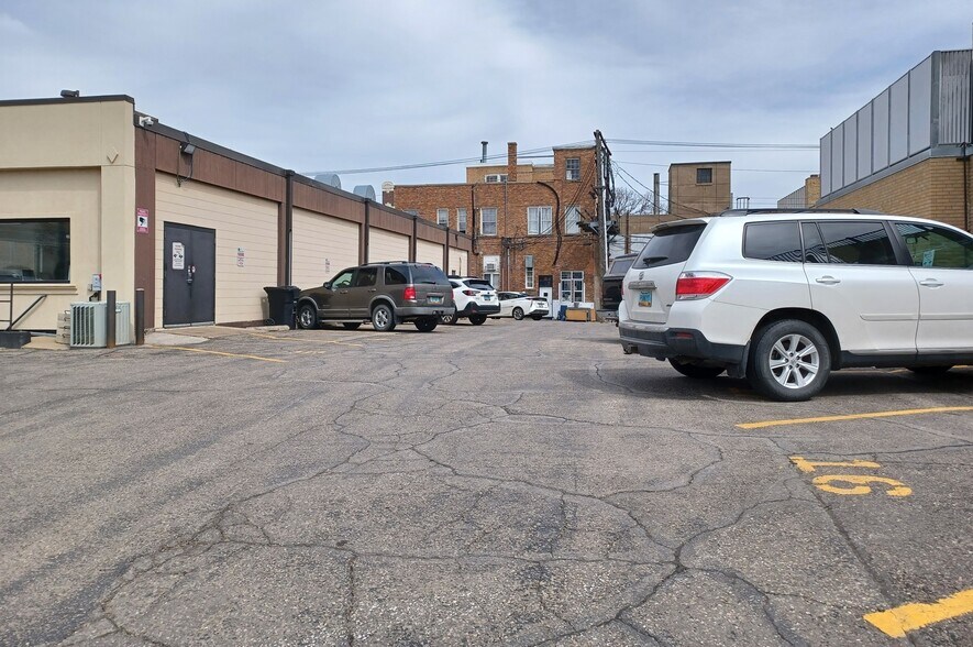 301 E Thayer Ave, Bismarck, ND à louer - Photo du bâtiment - Image 2 de 4