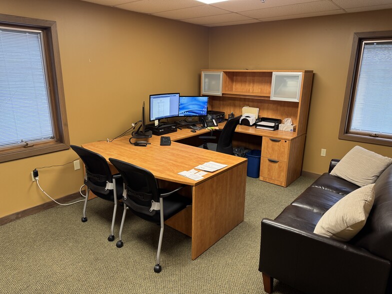 1401 Regency Dr E, Savoy, IL for sale - Interior Photo - Image 2 of 7