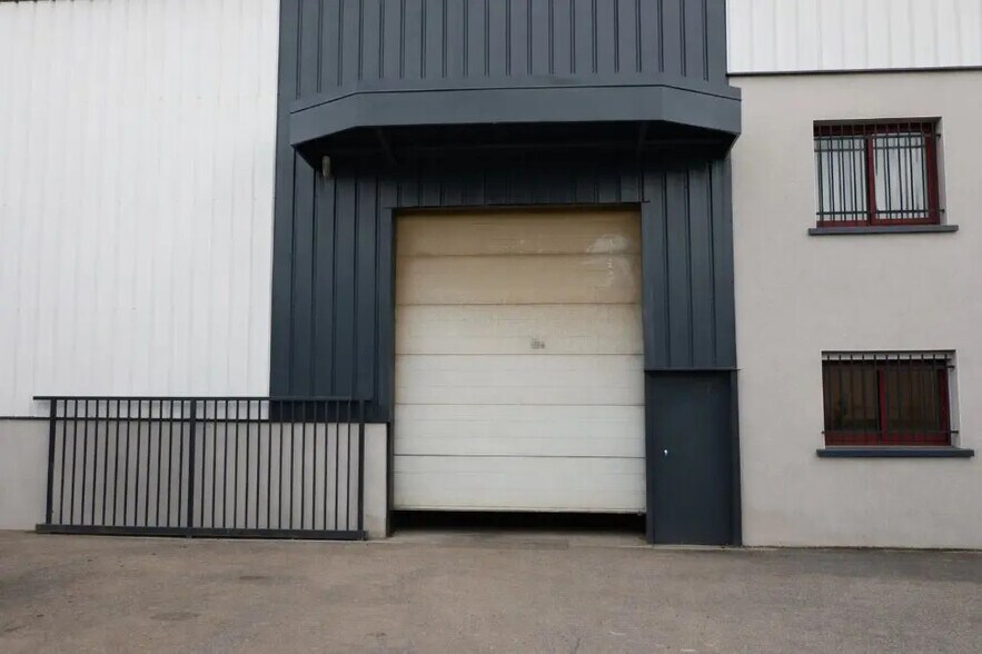 103 Rue De L'Industrie, Saint-Priest à louer - Photo du bâtiment - Image 3 de 5
