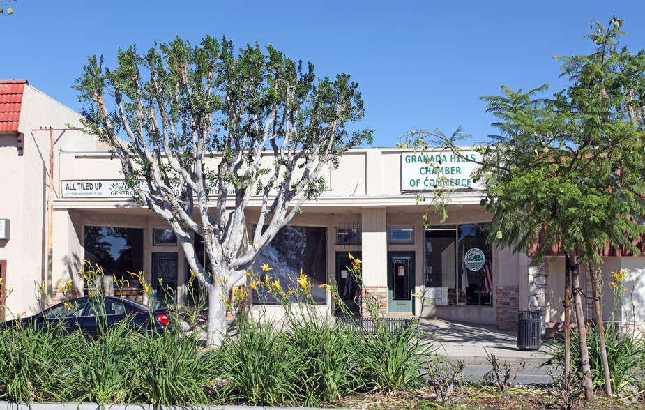 17723-17725 Chatsworth St, Granada Hills, CA à louer - Photo du b timent - Image 3 de 5