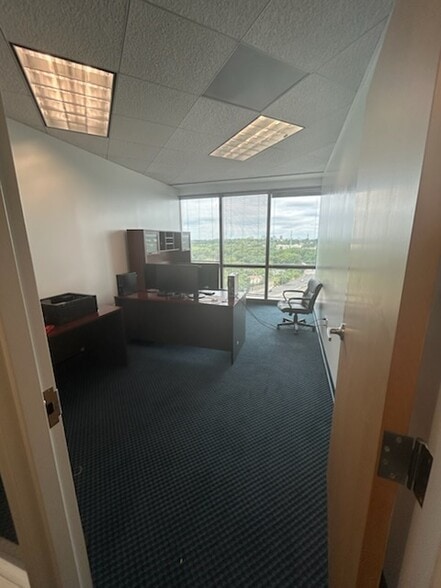 2 Tower Center Blvd, East Brunswick, NJ for lease - Interior Photo - Image 2 of 14