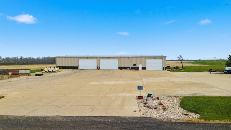 1114 Sterling Rd, Dixon, IL for sale - Building Photo - Image 2 of 9