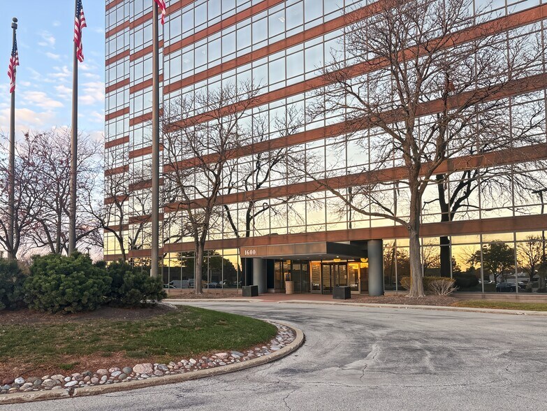 1600 Golf Rd, Rolling Meadows, IL à louer - Photo du bâtiment - Image 3 de 20