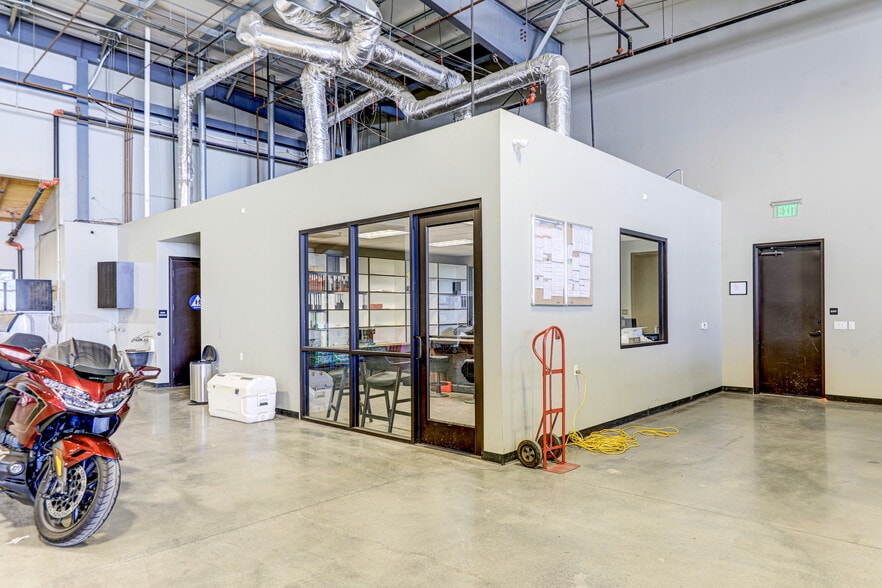 19227 Flightpath Way, Bakersfield, CA for lease - Building Photo - Image 3 of 13