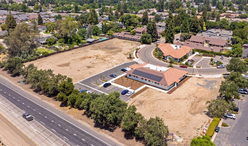 Avenida De Los Robles, Visalia, CA à louer Photo du bâtiment- Image 1 de 4