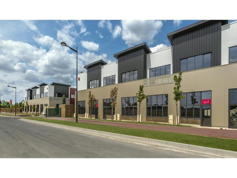 Flex in Saint-Pierre-du-Perray for lease - Building Photo - Image 1 of 10