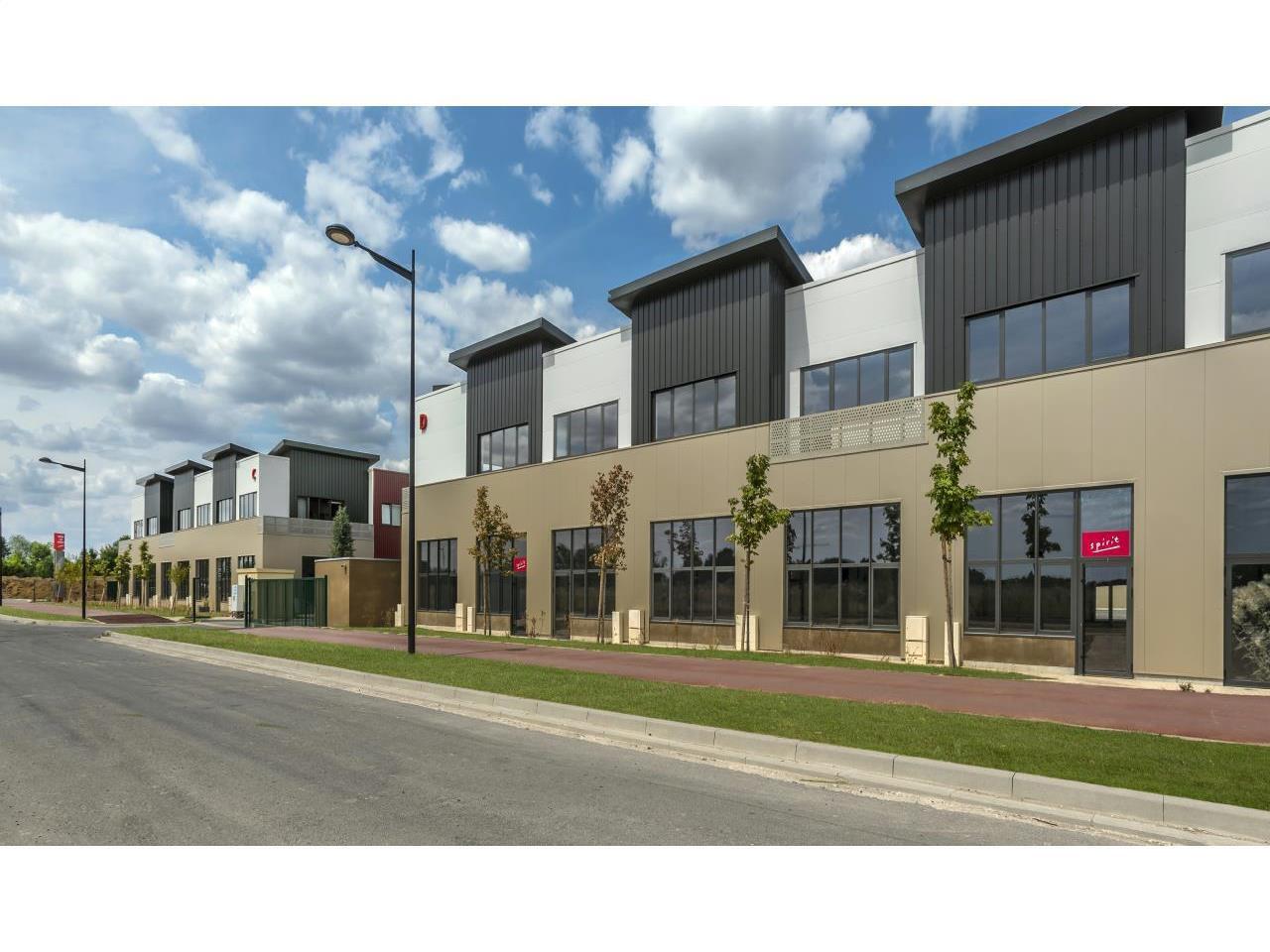 Flex in Saint-Pierre-du-Perray for lease Building Photo- Image 1 of 11