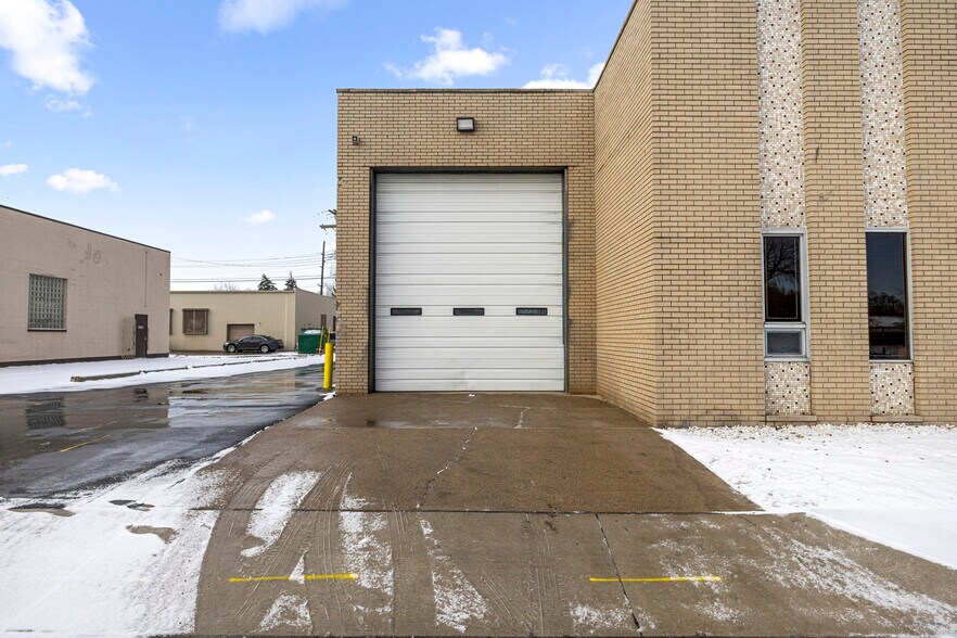 23201 Roseberry Ave, Warren, MI à vendre - Photo du bâtiment - Image 3 de 10
