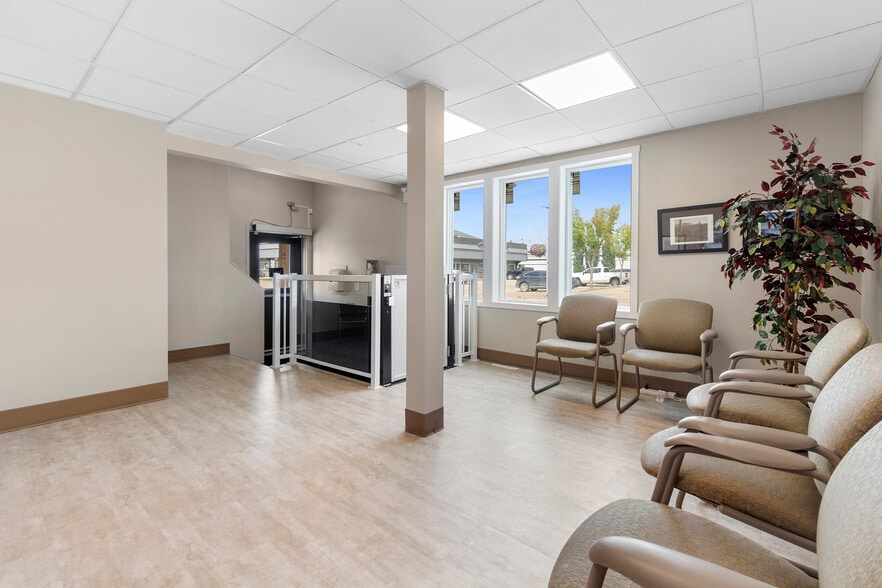 9801 97 Av, Grande Prairie, AB for sale - Interior Photo - Image 3 of 12