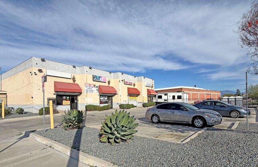 299 W Olive St, Colton, CA à louer - Photo du bâtiment - Image 3 de 8