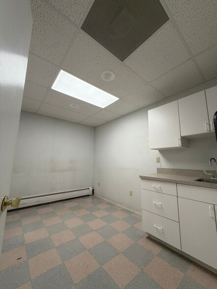 813 Warren St, Hudson, NY for lease - Building Photo - Image 2 of 9