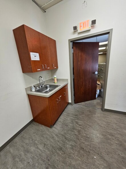 10233 W Greenfield Ave, West Allis, WI à louer - Photo intérieure - Image 2 de 19