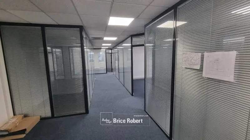 Office in Lyon for lease - Interior Photo - Image 2 of 17
