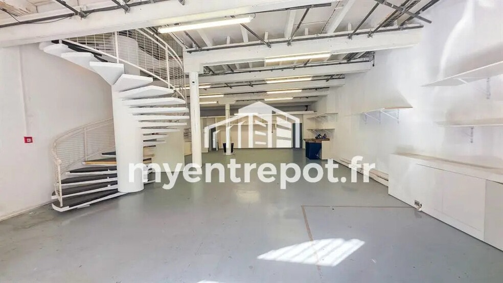 Flex in Marseille for lease - Building Photo - Image 1 of 8
