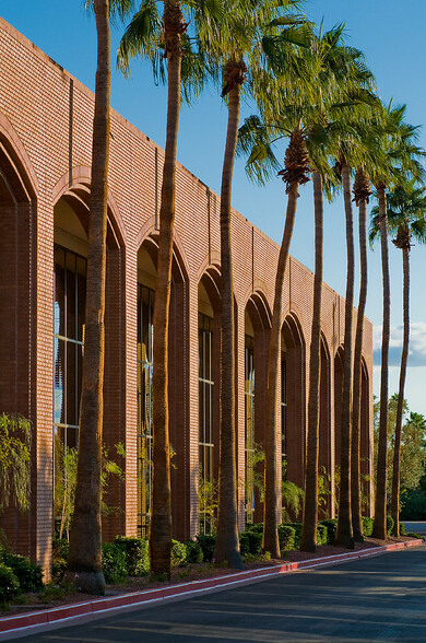 4040 E Camelback Rd, Phoenix, AZ à louer - Photo du bâtiment - Image 2 de 12