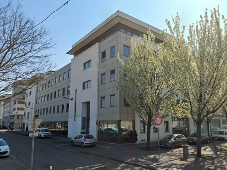 Retail in Vaulx-en-Velin for lease - Building Photo - Image 1 of 7