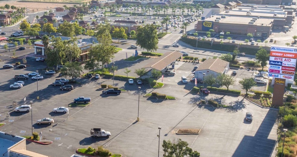 300 S Highland Springs Ave, Banning, CA à vendre - Aérien - Image 2 de 15