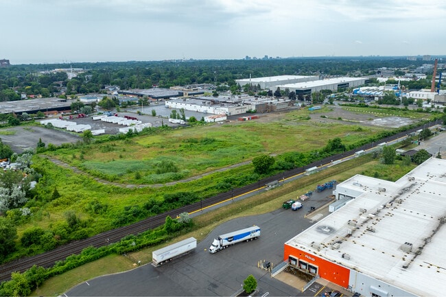 Plus de détails pour 2401 Dixie Rd, Mississauga, ON - Terrain à louer