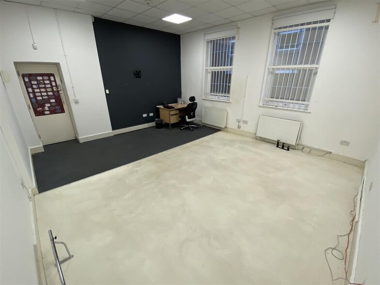 Ground Floor Office, G1, 15, The Broadway, Woodford Green for lease - Building Photo - Image 2 of 16