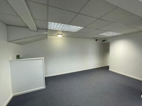 Whitebridge Ln, Stone for lease Interior Photo- Image 2 of 6