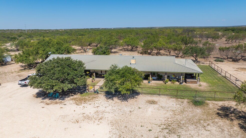 Rocking DC4 Ranch, Del Rio, TX à vendre - Photo du bâtiment - Image 2 de 32