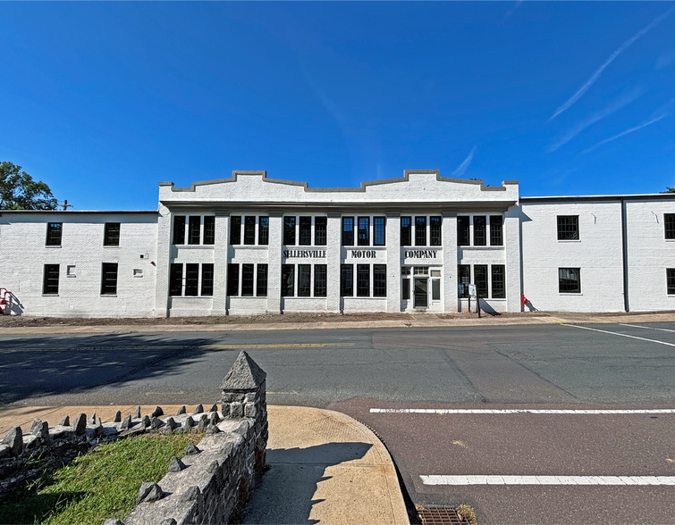 220 N Main St, Sellersville, PA à louer - Photo du bâtiment - Image 2 de 7