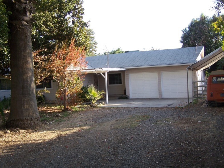 245 W Oakland St, Farmersville, CA for sale - Primary Photo - Image 1 of 8
