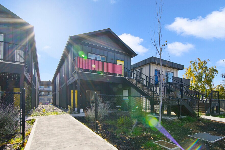 120 Calgary Av, Penticton, BC à vendre - Photo du bâtiment - Image 2 de 21