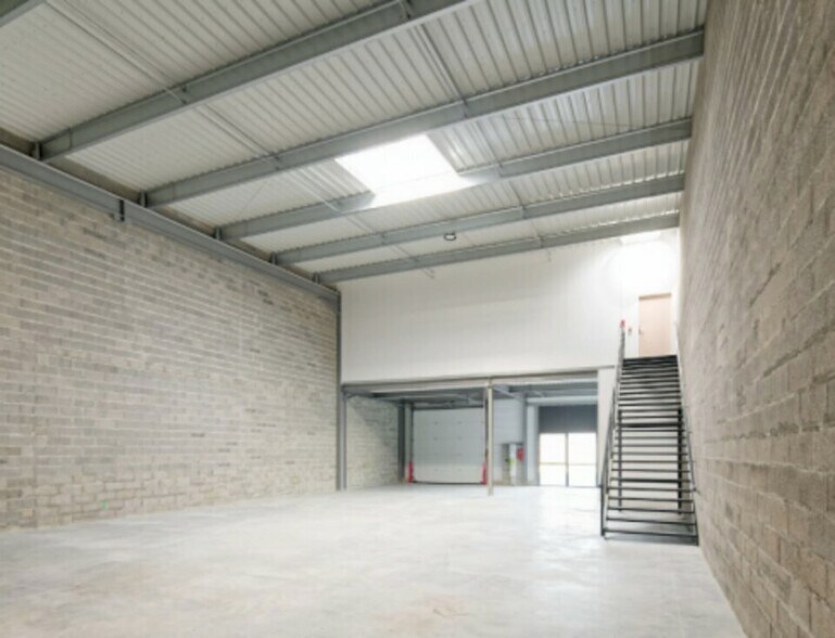 6 Rue Des Frères Boude, Toulouse for lease - Interior Photo - Image 1 of 4