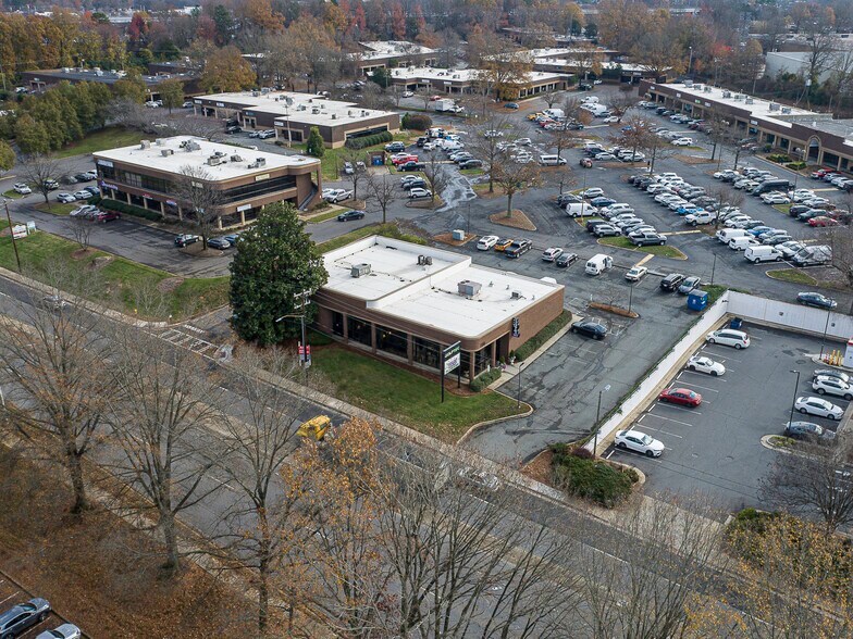 814 Tyvola Rd, Charlotte, NC à louer - Photo du bâtiment - Image 2 de 24