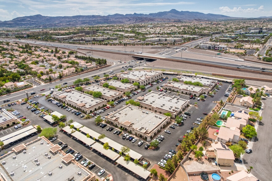 9005 S Pecos Rd, Henderson, NV à louer - Photo du bâtiment - Image 1 de 15