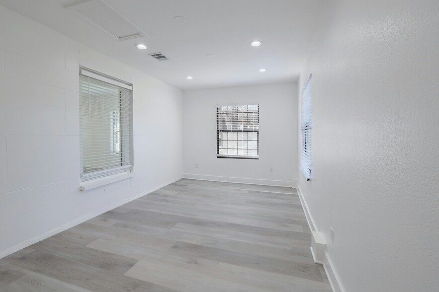 2028 W Ben White Blvd, Austin, TX for lease - Interior Photo - Image 3 of 17