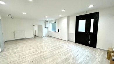 Retail in Lyon for lease Interior Photo- Image 2 of 5