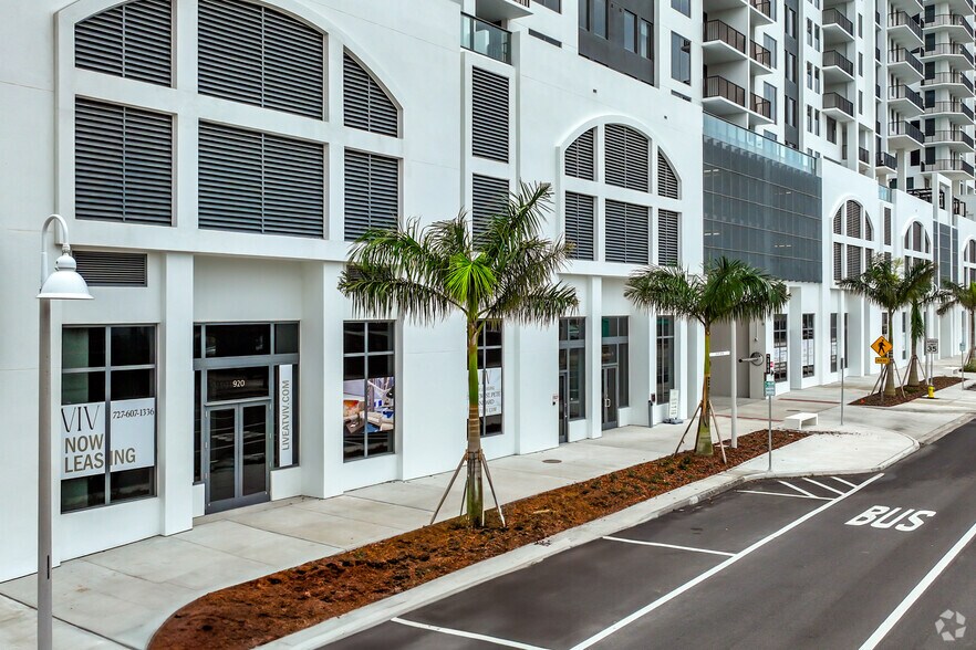 1000 1st Ave N, Saint Petersburg, FL à louer - Photo du bâtiment - Image 3 de 13