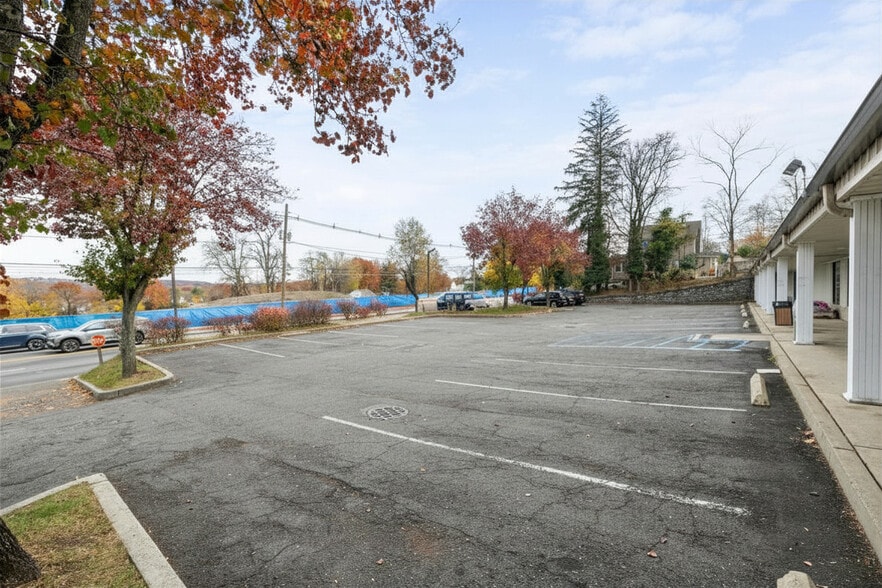 1190 Pompton Ave, Cedar Grove, NJ for lease - Building Photo - Image 3 of 15