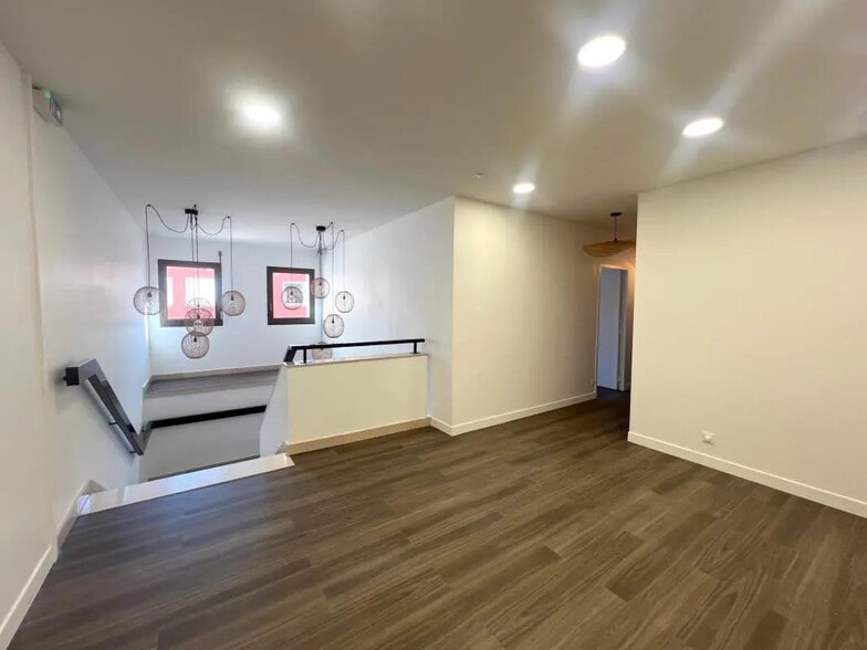 Office in Viroflay for lease - Interior Photo - Image 1 of 15