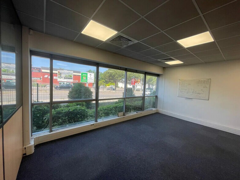 Avenue Du Marin Blanc, Aubagne for lease - Interior Photo - Image 2 of 8