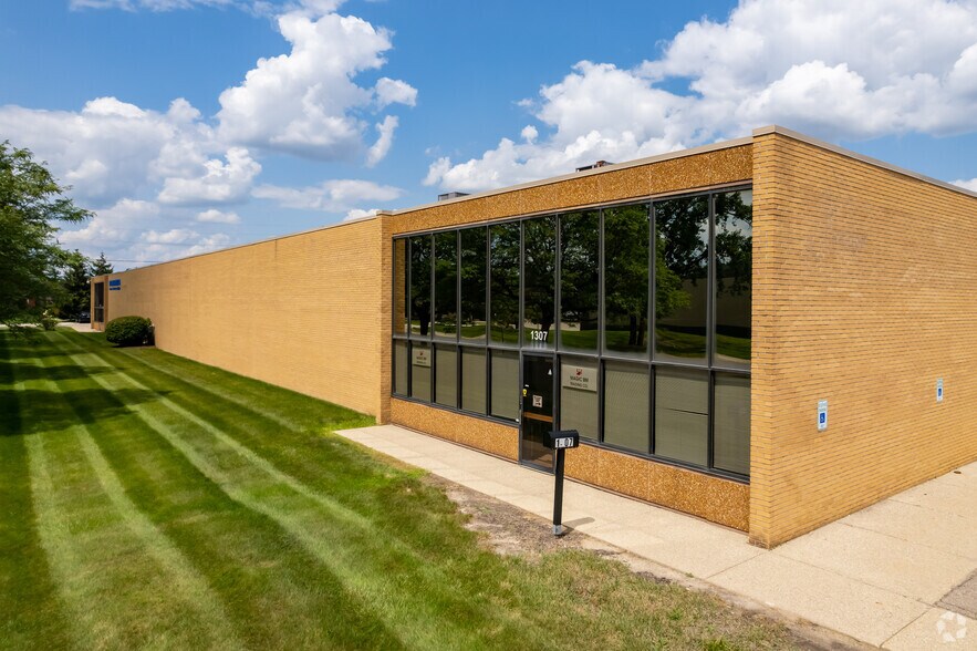 1301-1307 Rankin Dr, Troy, MI for lease - Primary Photo - Image 1 of 5