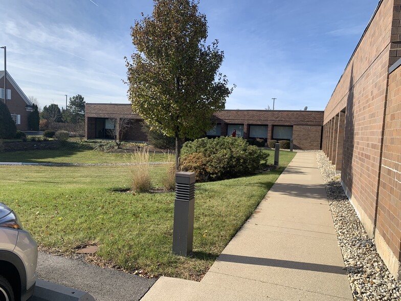 6910 S Madison St, Willowbrook, IL à louer - Photo du bâtiment - Image 2 de 7