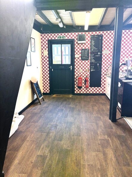 13 The Causeway, Halstead for lease - Interior Photo - Image 3 of 12